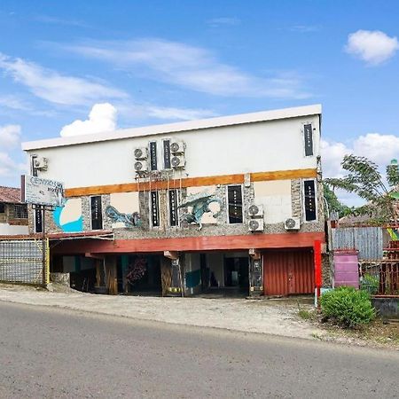 Oyo 90161 Hotel Lendosis Pipa Reja Angkatan 66 Палембанг Екстериор снимка